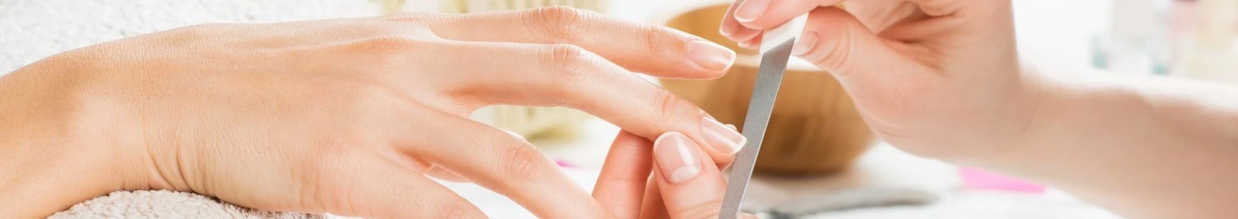 Manikér a nehtový designér/Manikérka a nehtová designérka